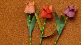 Drei selbst gebastelte Rosen finden sich als Dekoration im SOS-Kinderdorf. Drei Opfer listet die ...