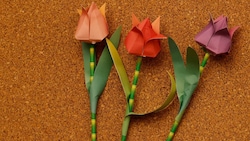 Drei selbst gebastelte Rosen finden sich als Dekoration im SOS-Kinderdorf. Drei Opfer listet die ...