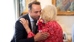 James Middleton wurde von Königin Camilla mit einem Wangenkuss begrüßt.