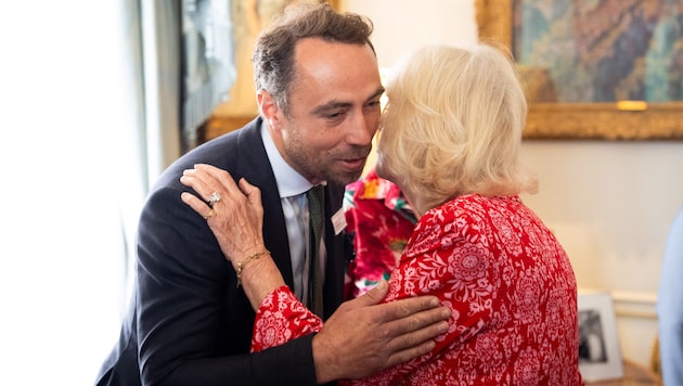 James Middleton wurde von Königin Camilla mit einem Wangenkuss begrüßt.