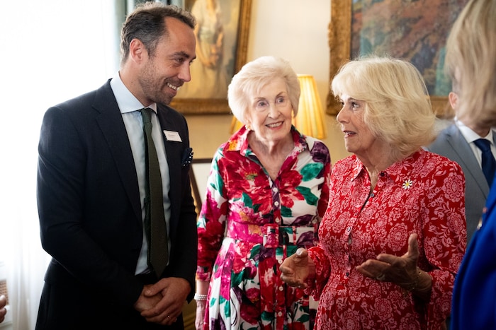 James Middleton und Königin Camilla im Gespräch