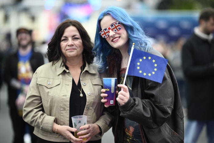 Auch britische Fans feierten am Rathausplatz mit.