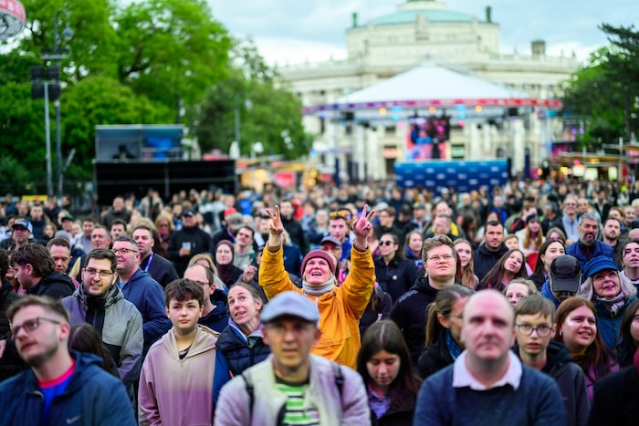 Vor dem Start des 1. Halbfinales drängten sich zahlreiche ESC-Fans am Rathausplatz.