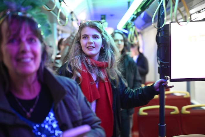 Auch in der „Disco-Bim“ der Wiener Linien herrschte am Dienstagabend gute Stimmung.