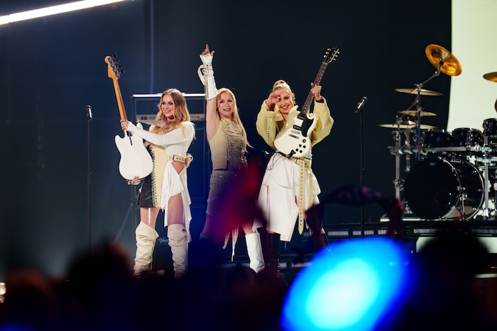 Vanilla Ninja rocked the stage for Estonia.