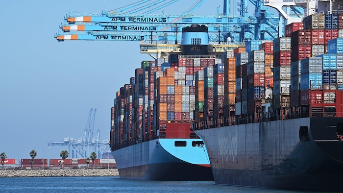 Containerschiffe im Hafen von Los Angeles