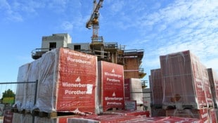 Der Baustoffkonzern Wienerberger ist im ersten Quartal wegen sinkender Umsätze und höherer ...