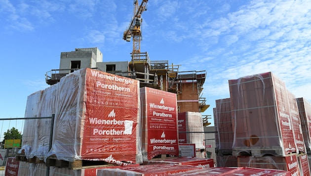 Der Baustoffkonzern Wienerberger ist im ersten Quartal wegen sinkender Umsätze und höherer ...