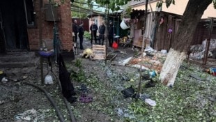 Dieses Wohnhaus in der Großstadt Krywyj Rih wurde von einer Drohne getroffen. Zwei Menschen ...