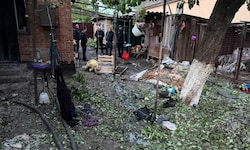 Dieses Wohnhaus in der Großstadt Krywyj Rih wurde von einer Drohne getroffen. Zwei Menschen ...