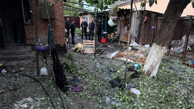 Dieses Wohnhaus in der Großstadt Krywyj Rih wurde von einer Drohne getroffen. Zwei Menschen ...
