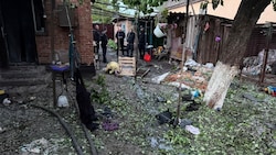 Dieses Wohnhaus in der Großstadt Krywyj Rih wurde von einer Drohne getroffen. Zwei Menschen ...