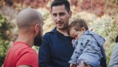 Das Baby wurde auf natürlichem Weg gezeugt und zunächst von der Mutter sowie dem biologischen ...