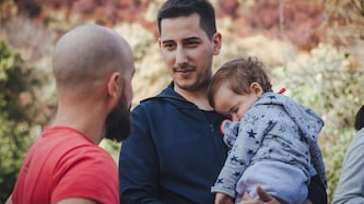Das Baby wurde auf natürlichem Weg gezeugt und zunächst von der Mutter sowie dem biologischen ...