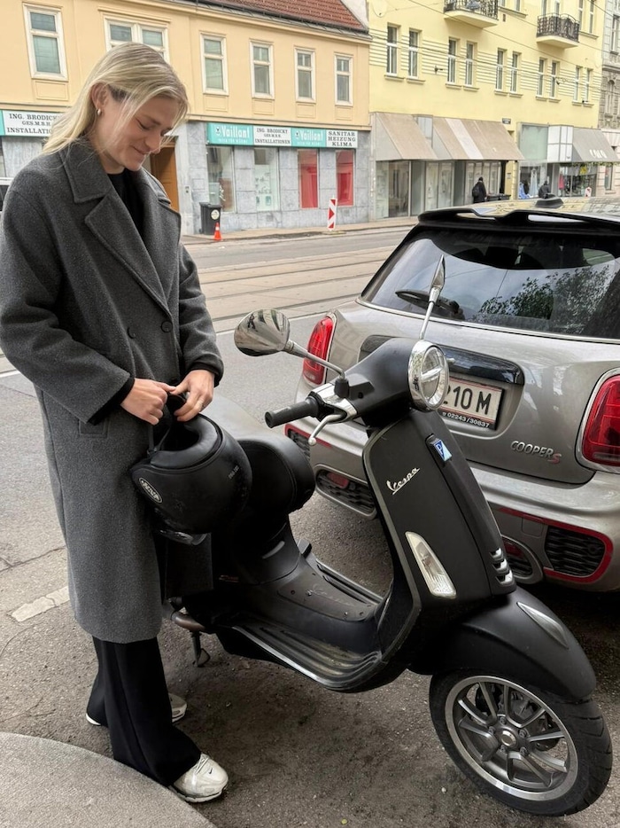 Carina fährt gerne mit der Vespa durch die Stadt.