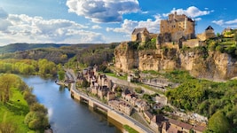 Majestätisch thront Château de Beynac über der Dordogne