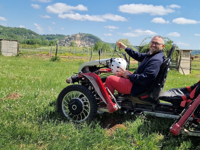 Autor Mario Aberl erkundet das Périgord im Swincar.
