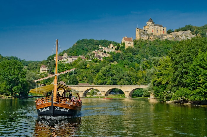 Gabarre-Fahrt auf der Dordogne mit Blick auf Schloss Castelnaud