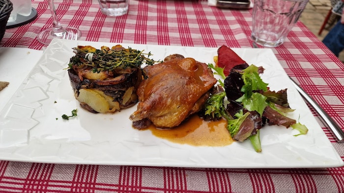 ... und Mittagessen im Restaurant Le Bistrot mit gegrillter Entenkeule und in Entenfett ...