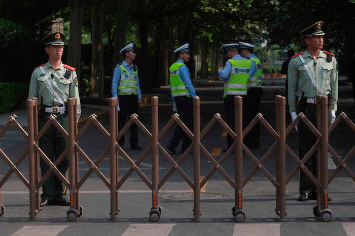 Paramilitärische Polizei vor dem Hotel, in dem Trump in Peking absteigen soll