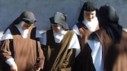 Vier Karmelitinnen drohten vor Sizilien ins Meer gerissen zu werden.