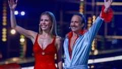 Victoria Swarovski und Michael Ostrowski eröffneten den internationalen Wettbewerb in funkelnder ...