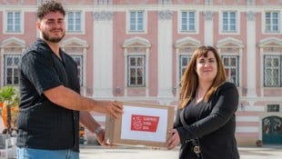 Fatijon Marly und Pia Spreitzhofer vom St. Pöltner Fundamt mit der ersten Surprise-Fundbox.