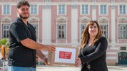 Fatijon Marly und Pia Spreitzhofer vom St. Pöltner Fundamt mit der ersten Surprise-Fundbox.