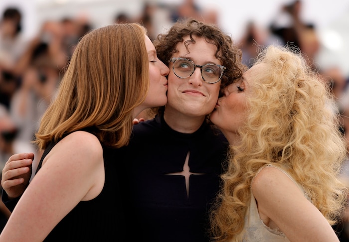 Für Regisseurin Jane Schoenbrun gab es von Hannah Einbinder und Gillian Anderson ein dickes ...