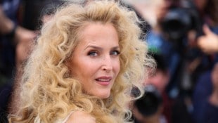 Gillian Anderson erzählte nun über eine Jugendliebe zu einer Frau. Es habe sich „verboten und ...