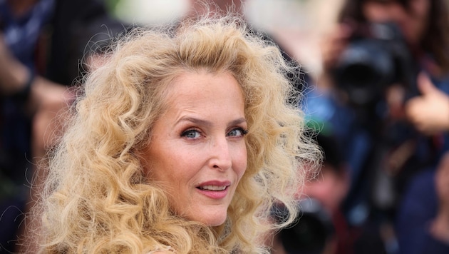 Gillian Anderson erzählte nun über eine Jugendliebe zu einer Frau. Es habe sich „verboten und ...