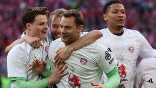 Manuel Neuer (Mitte) bleibt dem FC Bayern noch eine Saison erhalten. 