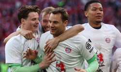 Manuel Neuer (Mitte) bleibt dem FC Bayern noch eine Saison erhalten. 