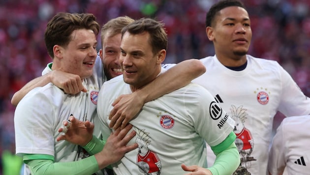 Manuel Neuer (Mitte) bleibt dem FC Bayern noch eine Saison erhalten.