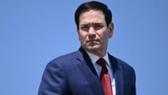 US-Außenminister Marco Rubio am Weg zum Flugzeug Richtung China
