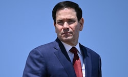 US-Außenminister Marco Rubio am Weg zum Flugzeug Richtung China