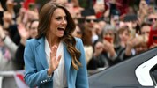 Seit den frühen Morgenstunden warteten Tausende Royal-Fans in Reggio Emilia sehnsüchtig auf Kate ...