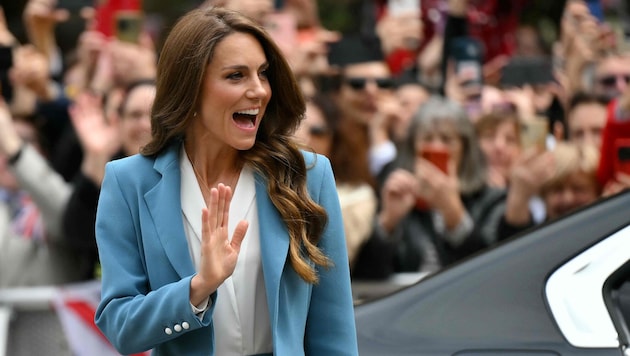 Seit den frühen Morgenstunden warteten Tausende Royal-Fans in Reggio Emilia sehnsüchtig auf Kate ...