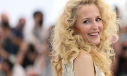 Gillian Anderson posierte in Cannes mit einer wilden Löwenmähne für die Fotografen. 