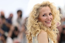 Gillian Anderson posierte in Cannes mit einer wilden Löwenmähne für die Fotografen. 