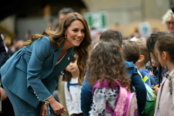 Von begeisterten Schulkindern empfangen: Während ihrer Reise besucht die Prinzessin zwei Schulen ...