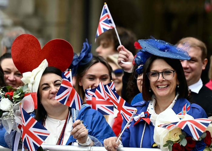 Als „Britinnen“ verkleidet – mit Fascinator und kleinen Fähnchen – bereiteten Fans der ...