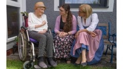 Anna Wagner (li.) mit Enkelin Raffaela und Landeshauptfrau Johanna Mikl-Leitner