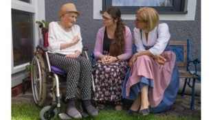 Anna Wagner (li.) mit Enkelin Raffaela und Landeshauptfrau Johanna Mikl-Leitner