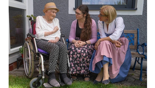 Anna Wagner (li.) mit Enkelin Raffaela und Landeshauptfrau Johanna Mikl-Leitner.