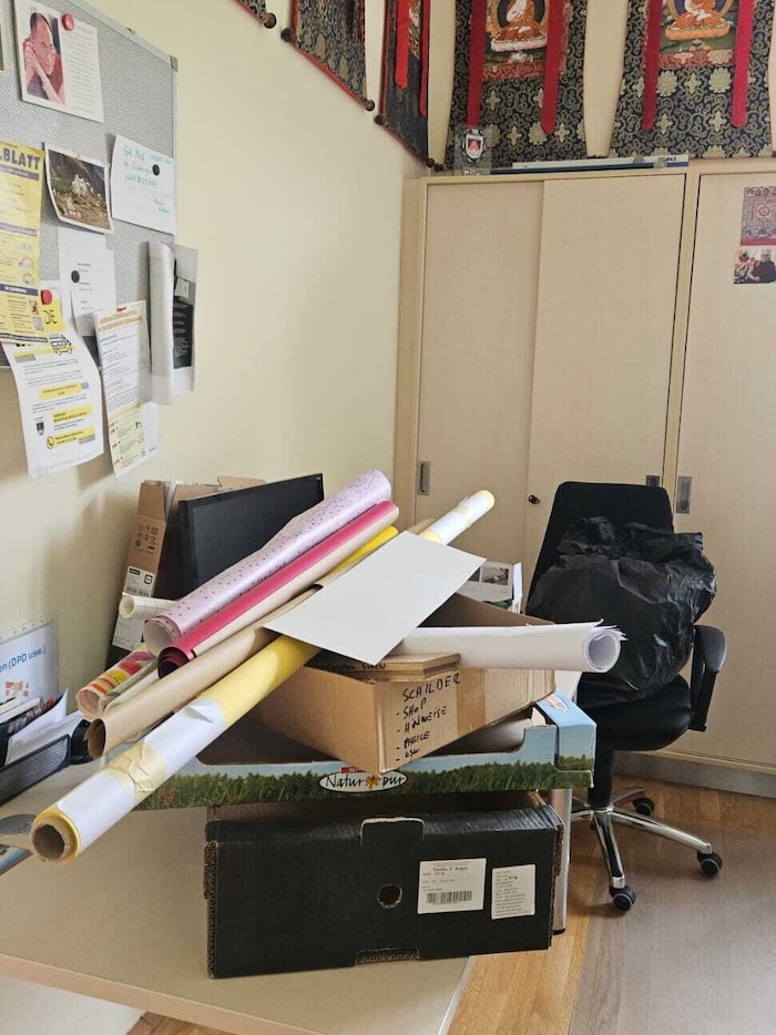 Jetzt werden im Tibetzentrum schon die Umzugskartons fertiggemacht.