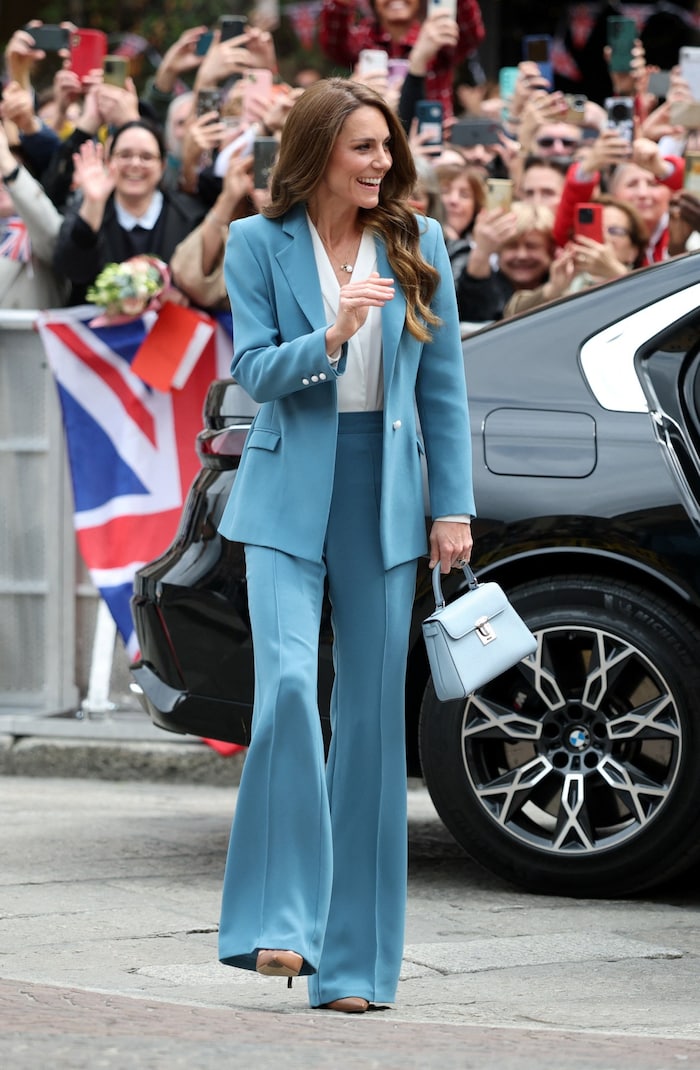 Auch modisch setzte die Prinzessin ein Zeichen: In einem eleganten blauen Business-Anzug von ...