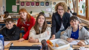 Landesrätin Teschl-Hofmeister mit Alesandro, Jacqueline Birkner (Jugendrotkreuz), Ivona und ...