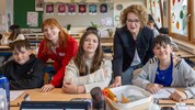Landesrätin Teschl-Hofmeister mit Alesandro, Jacqueline Birkner (Jugendrotkreuz), Ivona und ...