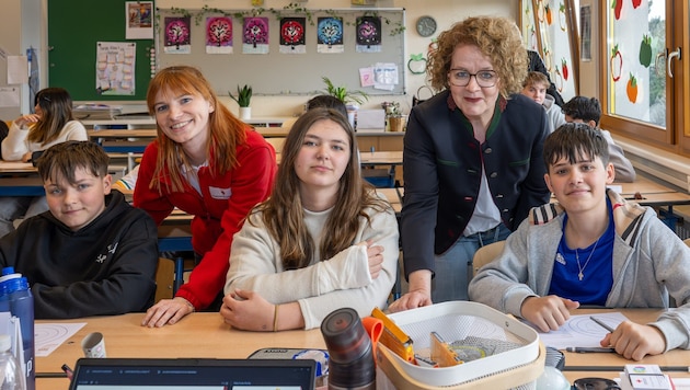 Landesrätin Teschl-Hofmeister mit Alesandro, Jacqueline Birkner (Jugendrotkreuz), Ivona und ...